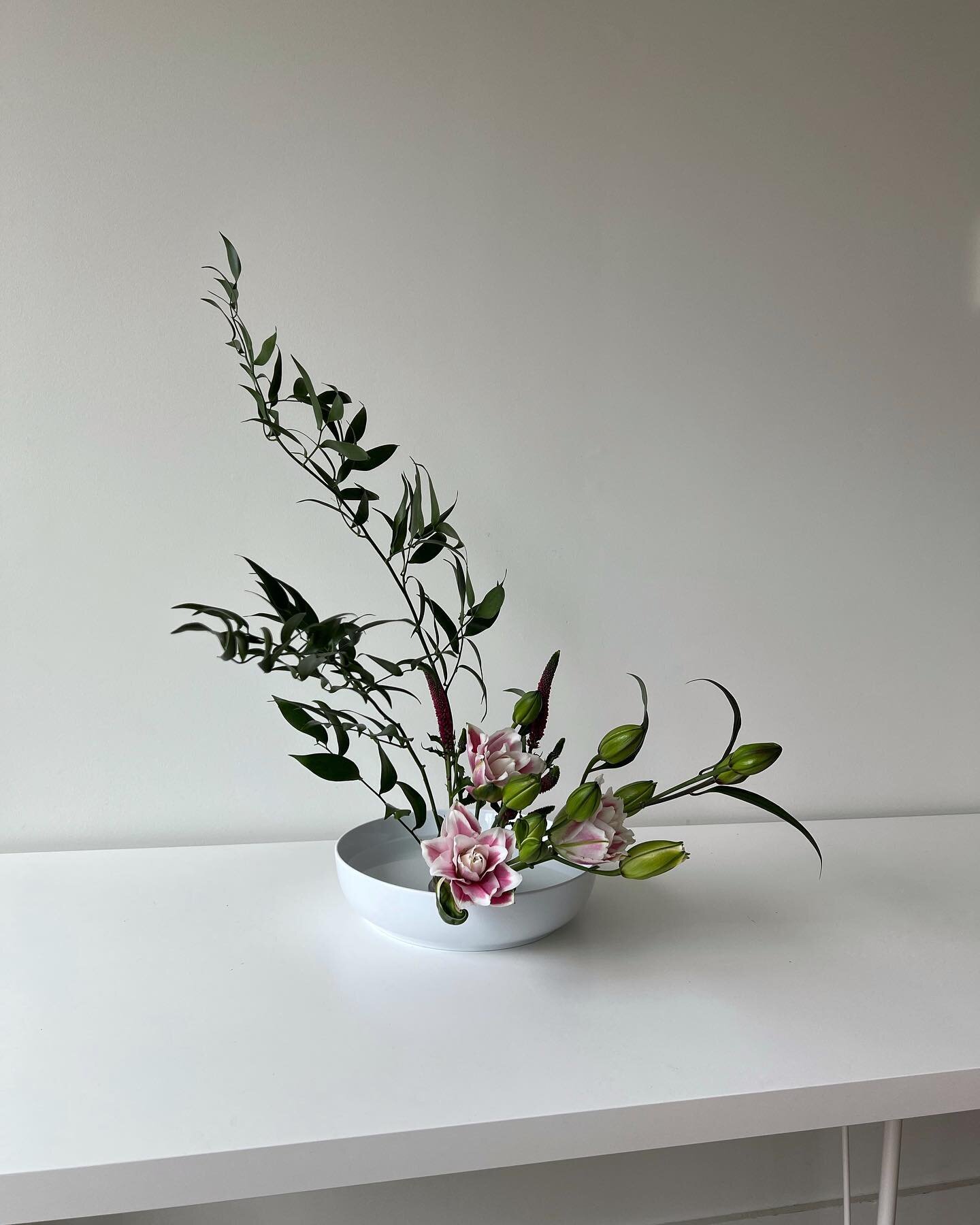This was my 1st attempt at #ikebana and one of my favourites 🥰. You can see how different it looks from my mom&rsquo;s in my IG feed, even though we used the same materials. Happy Canadian Thanksgiving everyone :) 🌸|| Italian ruscus, rose lilies, s