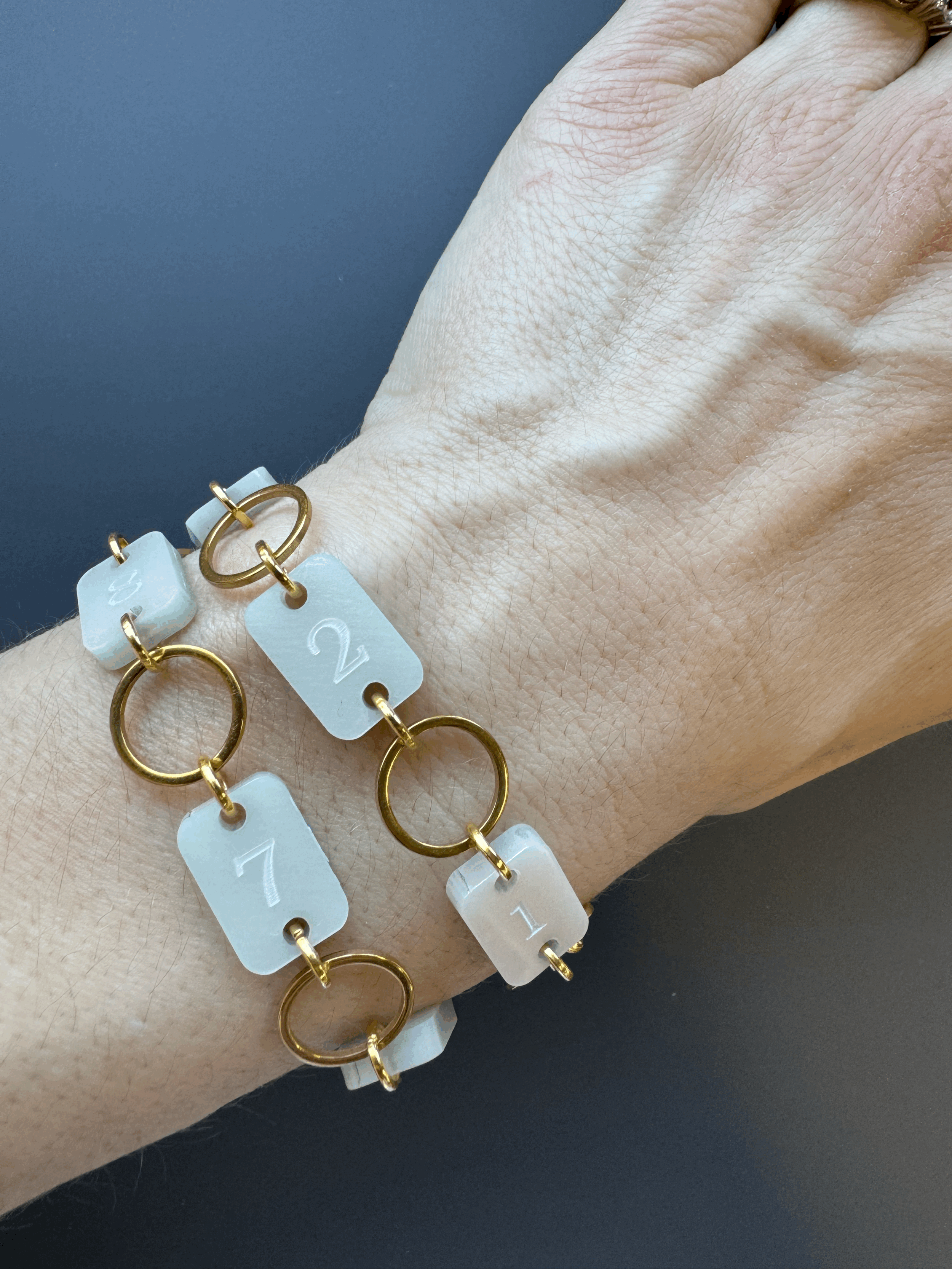 Reihenzähler Acryl Armband.gif