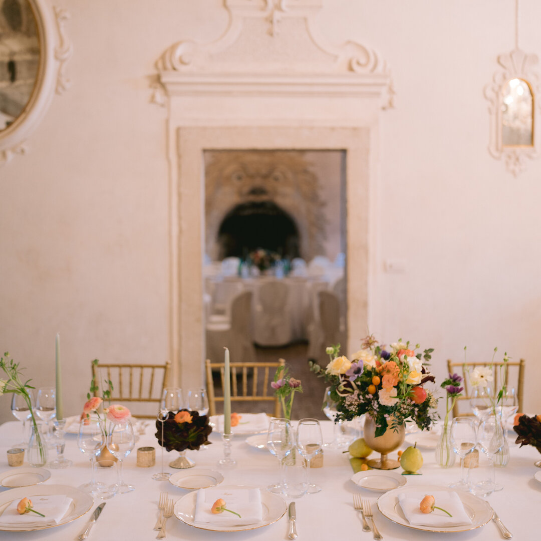 Sono stata coinvolta nella creazione di una scenografia floreale per tre serate in una splendida villa cinquecentesca in #Valpolicella per #Vinitaly.​​​​​​​​​Per il tavolo imperiale c&rsquo;era un susseguirsi di vasi mono-fiore in vetro ed oro, picco