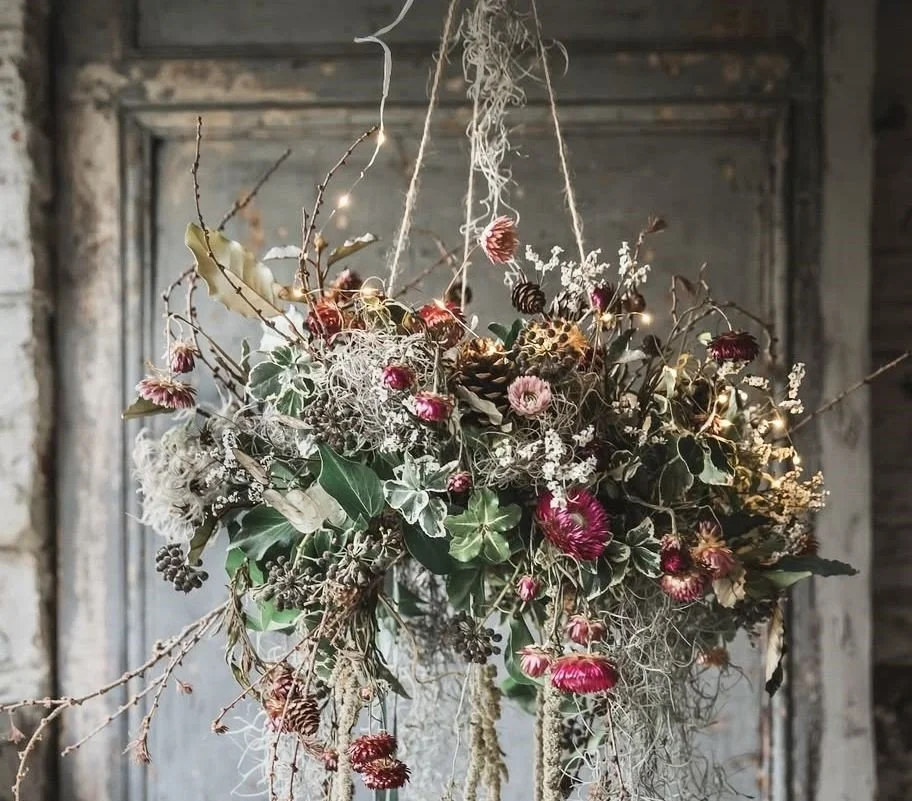 Corso floreale per la creazione di una ghirlanda floreale sospesa