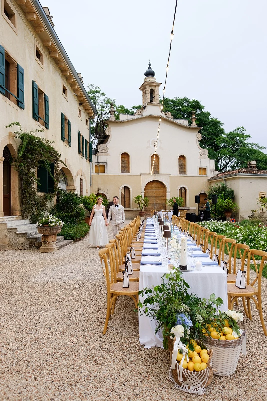 Tania muser fiorista flower designer verona tavolo imperiale bianco e azzurro giardino coppia sposi