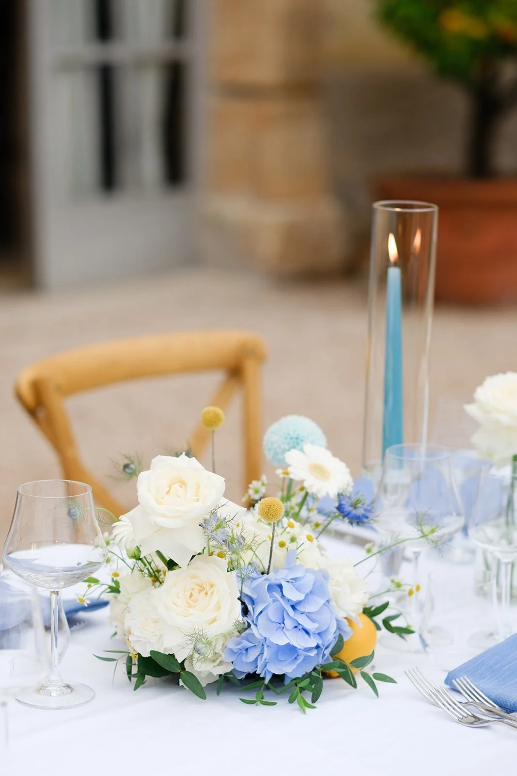 Tania muser flower designer fiorista verona composizione floreale candele azzurre