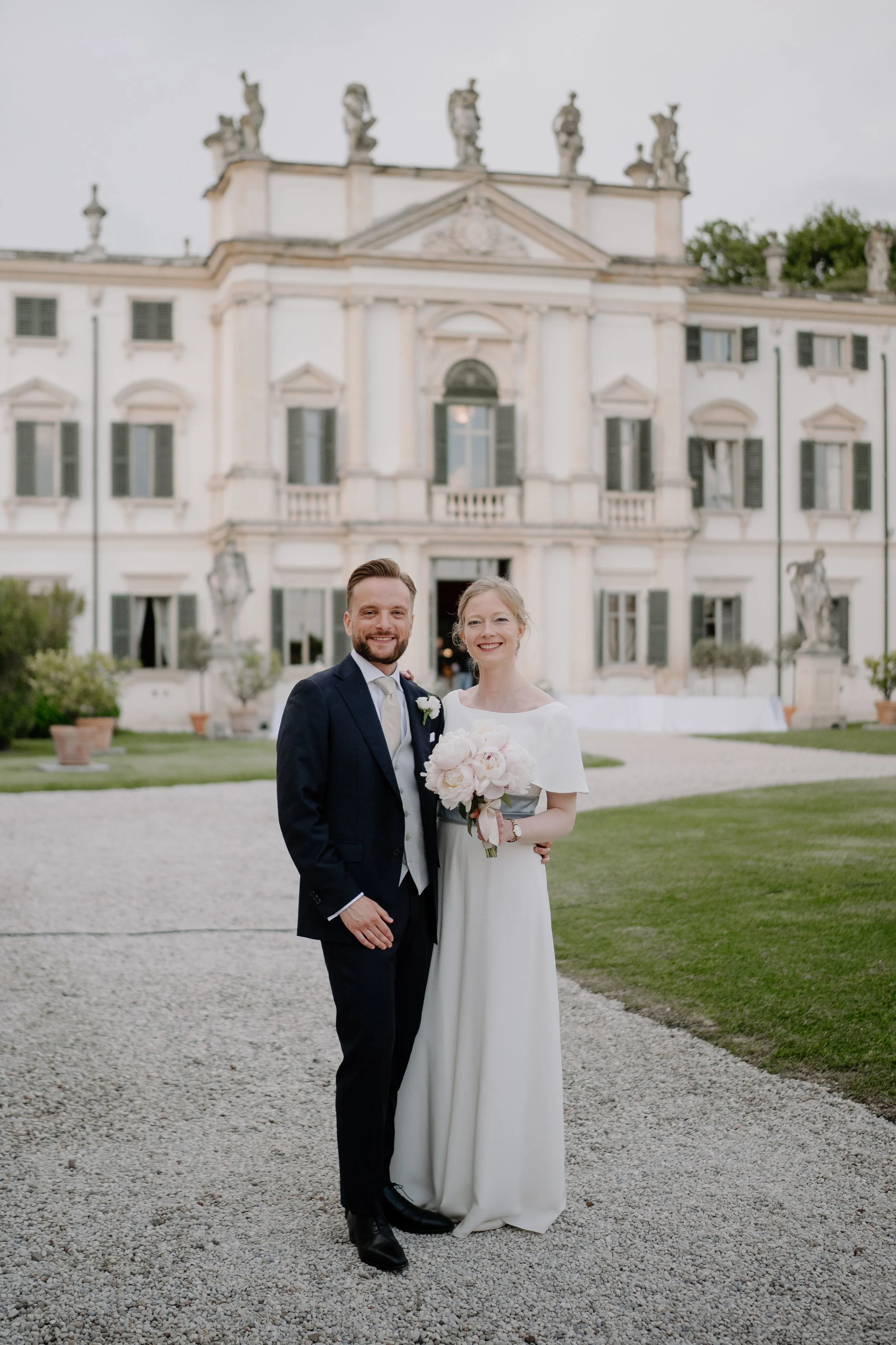 tania muser facciata villa giardino italiano sposi bouquet romantico