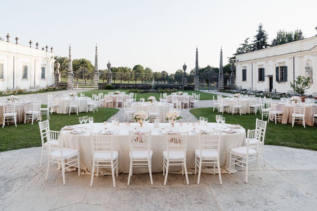 Tania Muser flower designer cena giardino tavoli tondi coppe con fiori