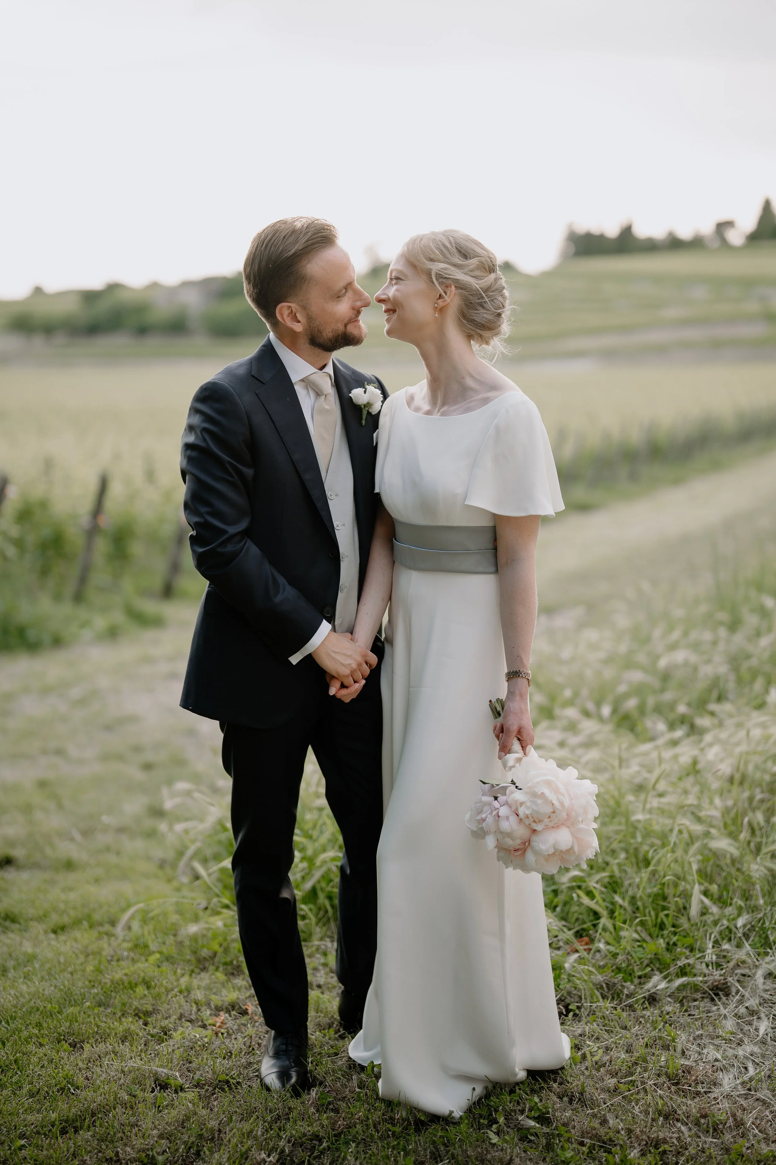 Tania Muser Italian wedding floral designer romantic image vineyard couple