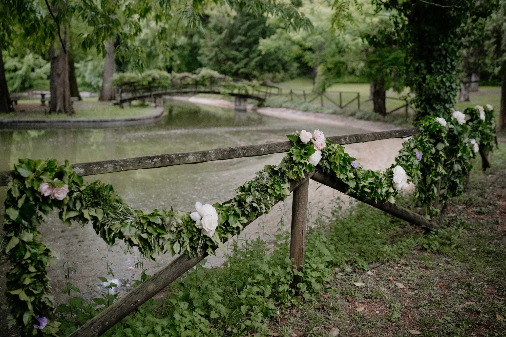 Tania Muser ghirlanda verdi fiori laghetto