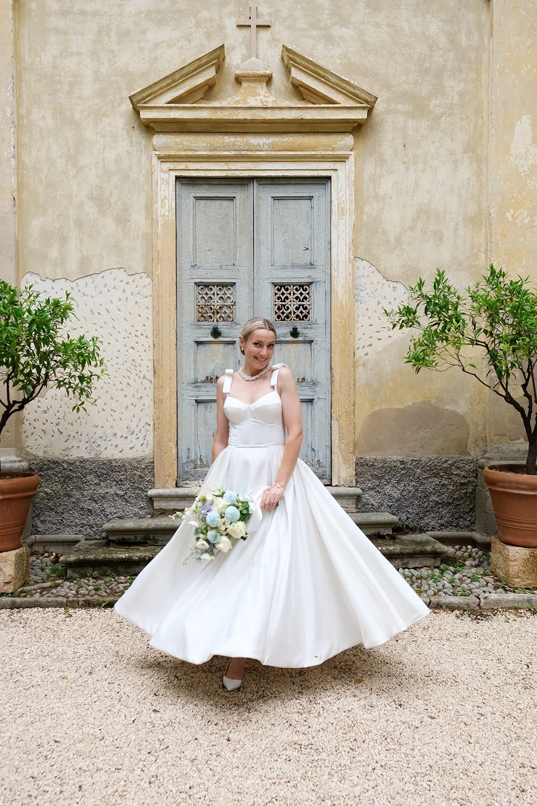Tania Muser fiorista flower designer verona sposa frontale danza abito bianco bouquet fiori bianchi azzurri gialli naturale appoggiato