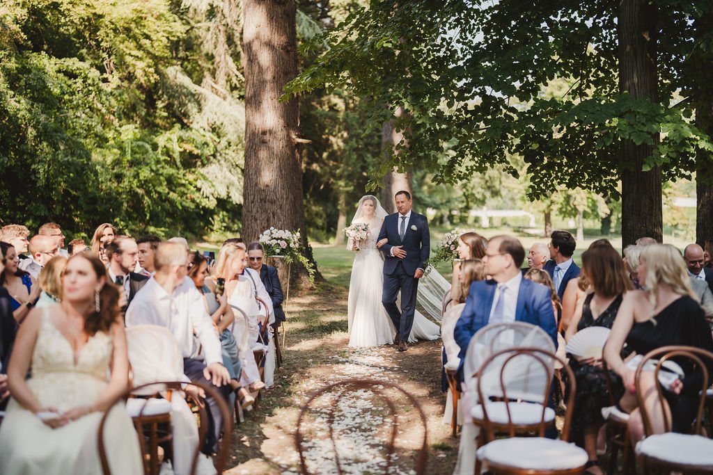 tania muser flower designer sposa padre camminando corridoio bosco