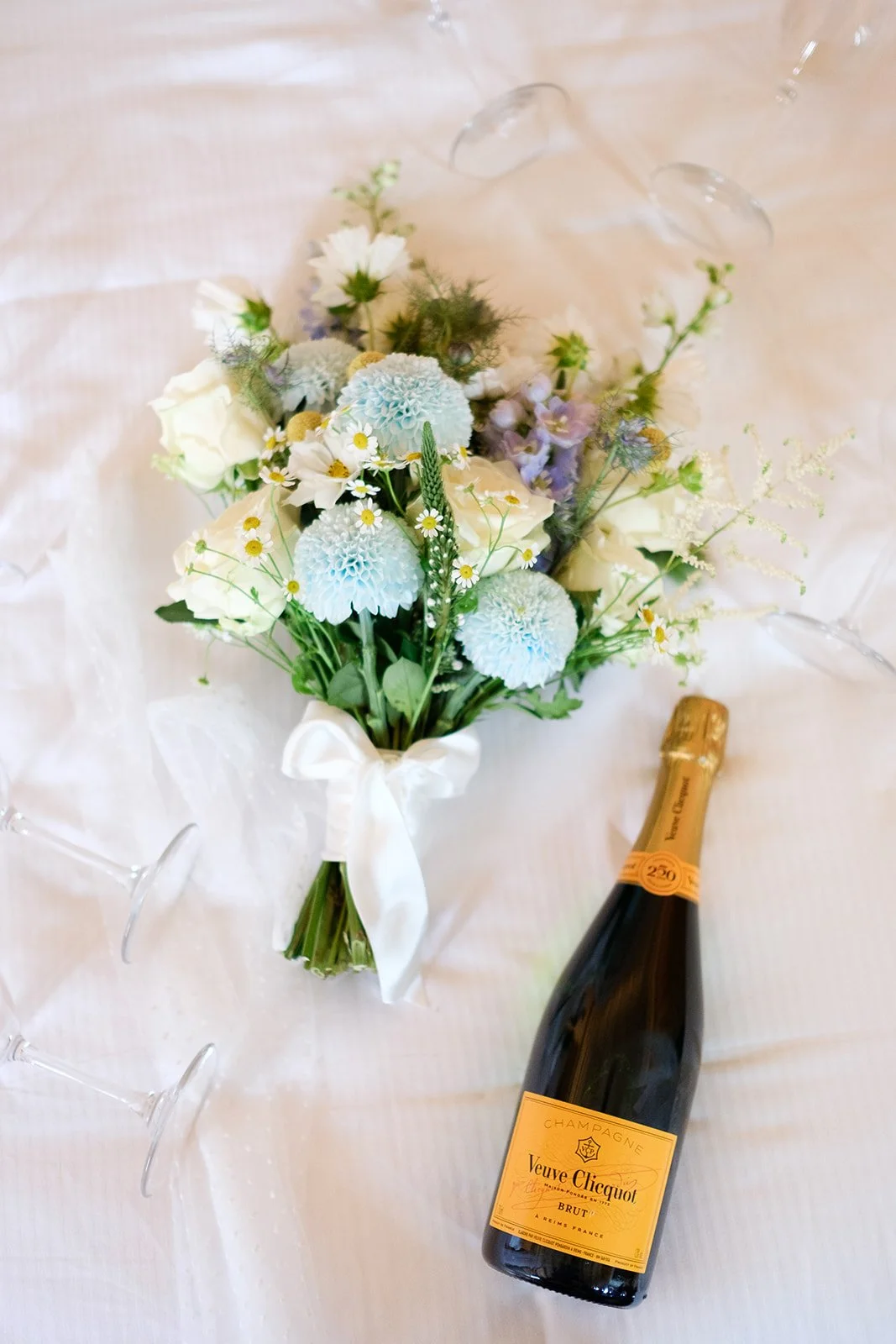 tania muser fiorista flower designer veronabouquet da sposa bianco azzurro  giallo chamapgne