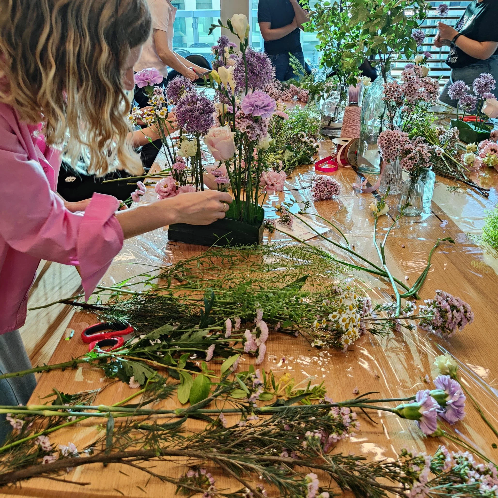Tania Muser discenti composizione floreale fiori team building milano