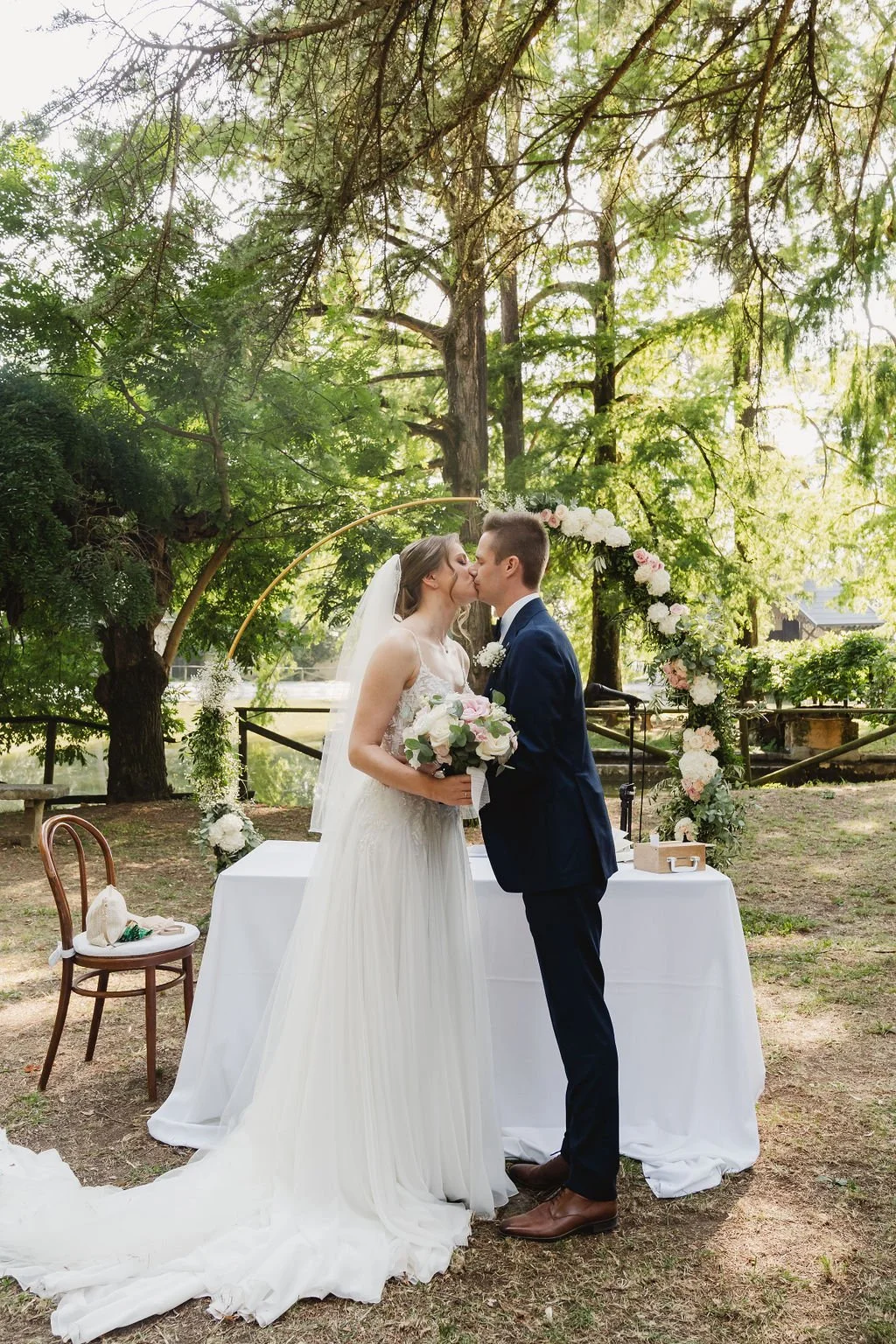 Tania Muser Italian wedding floral designer round floral arch kiss couple