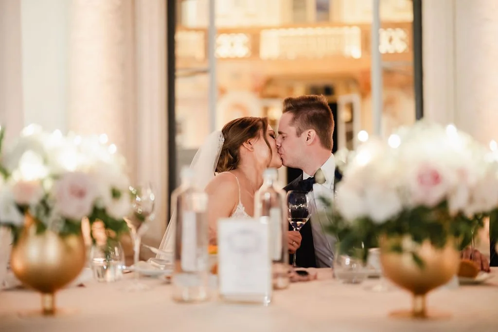 tania muser flower designer tavolo sposi bacio coppe fiori