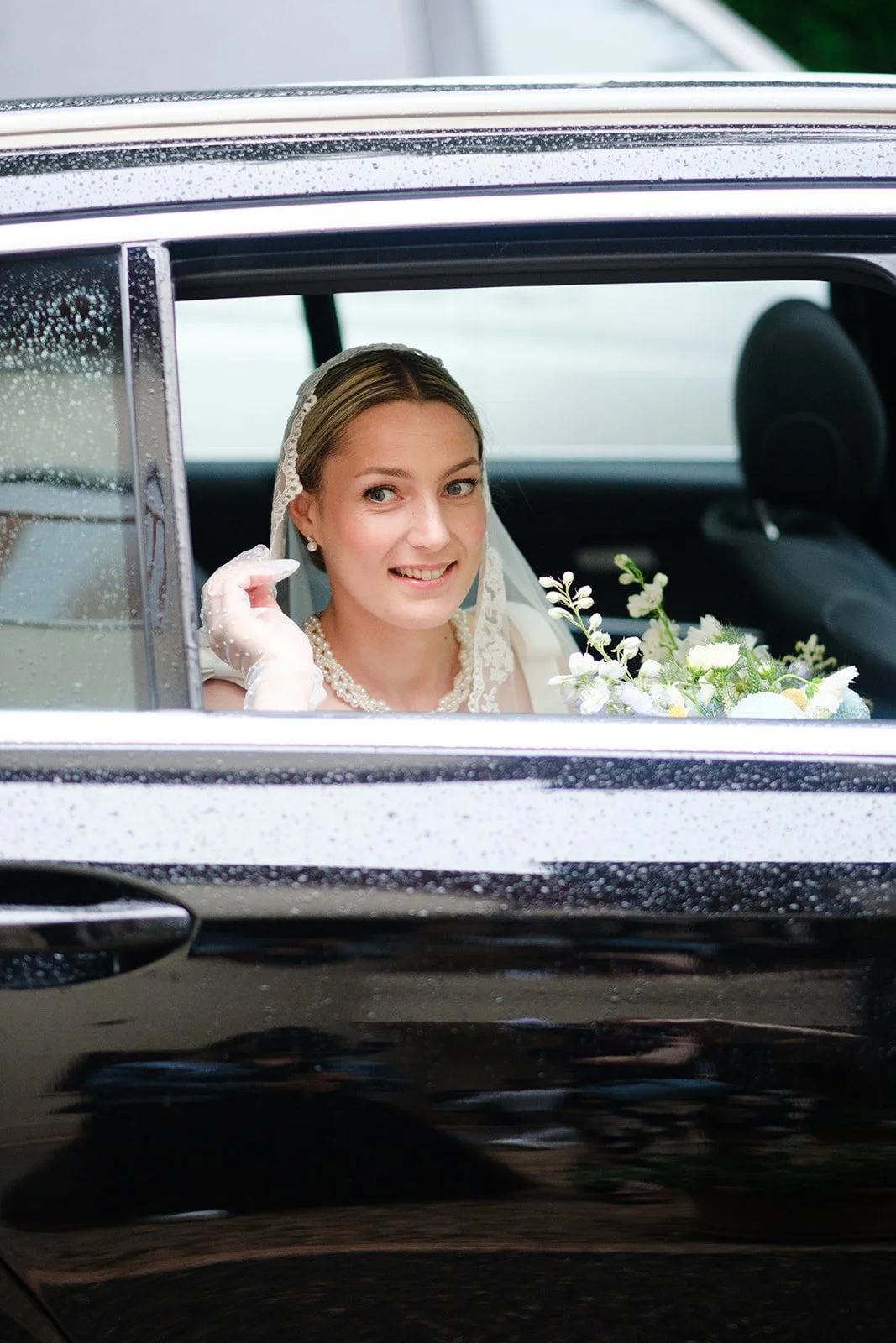 tania muser fiorista flower designer verona sposa in macchina dettaglio bouquet da sposa