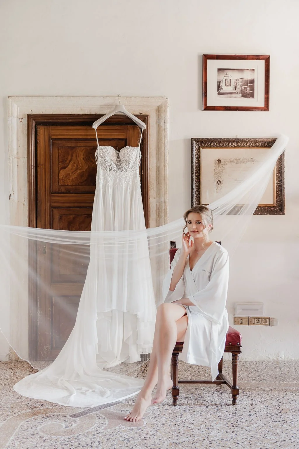 abito da sposa velo sposa seduta