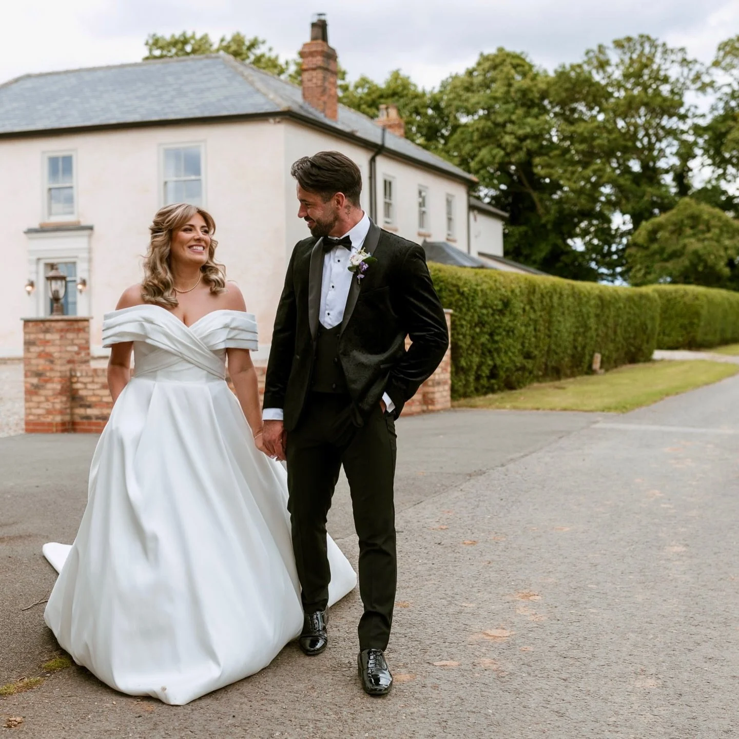 K + E at @carltonmanoryorkshire 

Make Up - @makeupbyjessegenia 
Hair - @emilychilds23 
Flowers - @little_yellow_flowershop 
Decor - @bornbohohire 
Dress - @wed2b