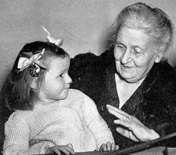 Maria_Montessori_with_child.jpg