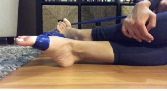Posterior tibialis exercise with a theraband: Some people do the pointing down of the foot and holding for a second and going for repetitions. I tested this the last few weeks with with prolonged 30 seconds holds and really found that much more effective. With a moderately difficulty resistance, point the foot and toes doing and inward - without moving the lower leg and knee- and hold for 30 sec, break for 10 sec and repeat x5 . This should be a warm up before a gym work out or run. 