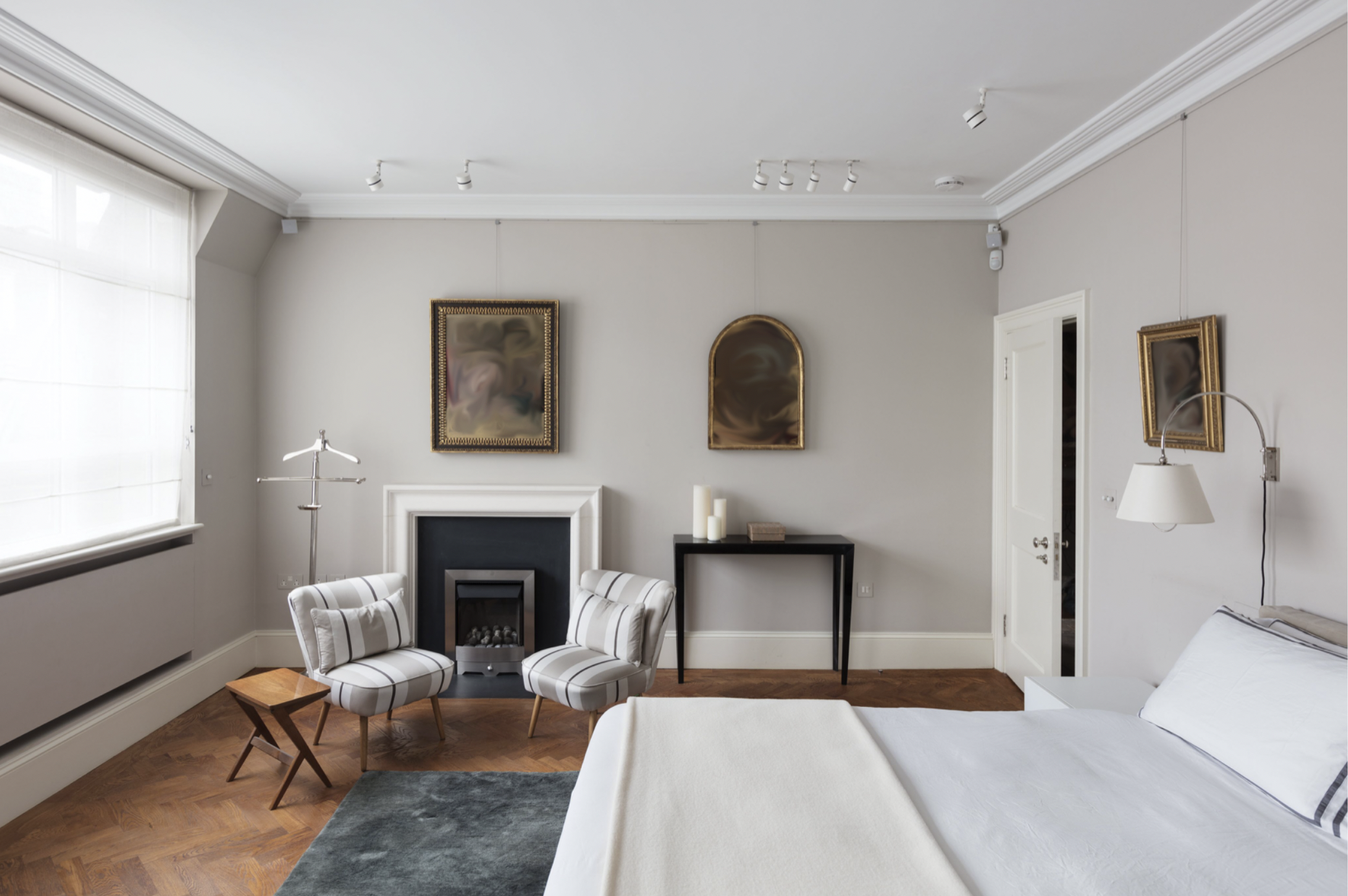 Ryder Street Crawford and Gray Architects / Galata Studio designed, detailed and follow the works for the full refurbishment of this apartment in Saint James's focused onto two main spaces: a living and entertainment space at one end of the apartment and bedroom suit at the other. The works included bespoke finishes and fittings, a discretely located air conditioning system and a flexible lighting and display system to display artwork through out the apartment.