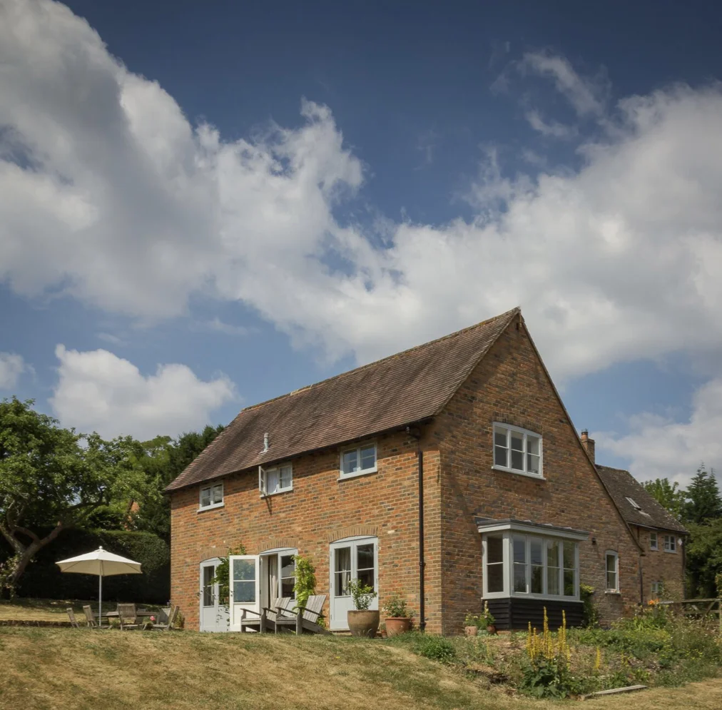 Cottage in the Chilterns For the reimbursement of this Grade II Listed Cottage in the Chilterns, Crawford and Gray Architects / Galata Studio develop a sensitive approach to create visual axis, improve circulation and add much needed storage services spaces, whilst minimising the impact of the historic fabric of the building. After defying the main layout and key items - like the staircase and the family room - the client followed directly both the construction works and the interior decoration and furnishing works.