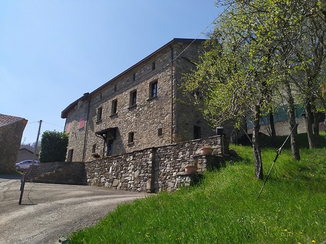 Casa in sasso valtaro - edilizia scarpenti.jpg