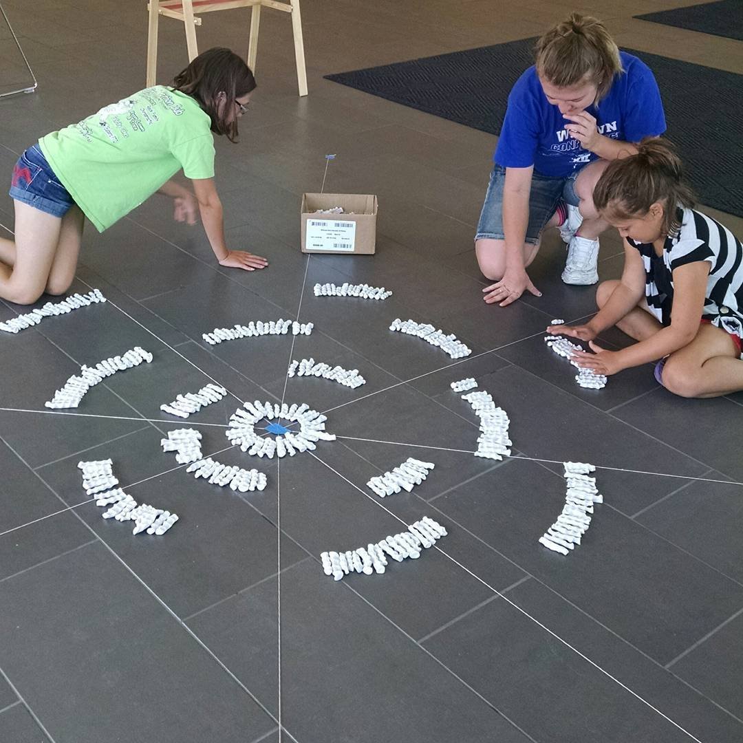 @thegripproject is taking a break before continuing with more installations. Here's a sweet pic of some young ones joining in to create a pattern at #lawrencepubliclibrary 
#getagriplawrence