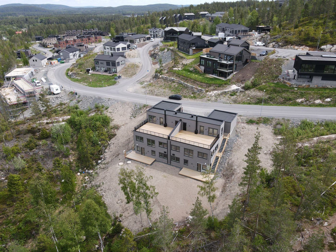 Bilde av tilsvarende bolig på nabotomten.