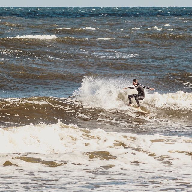 #tbt when I was introduced to Baltic Sea Surfing by @itooktheshot 🧡 such an intersting experience, if you can surf well there you really have some skills! .
3 dudes in a Fiat Panda 🤙🏼 travel does not have to be fancy ;) .
.
. 
#surf #baltic #balti