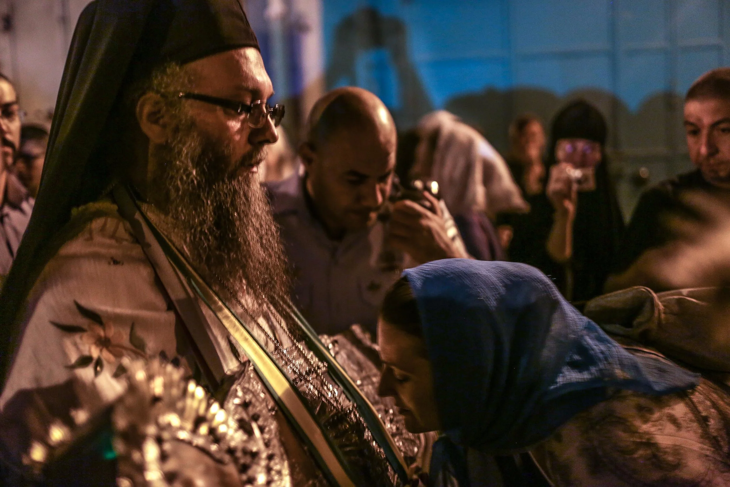 Une femme embrasse une icône en or de la Vierge Marie parmie une foule sous haute surveillance dans la vielle ville de Jérusalem le 25 août 2013. Photo Normand Blouin