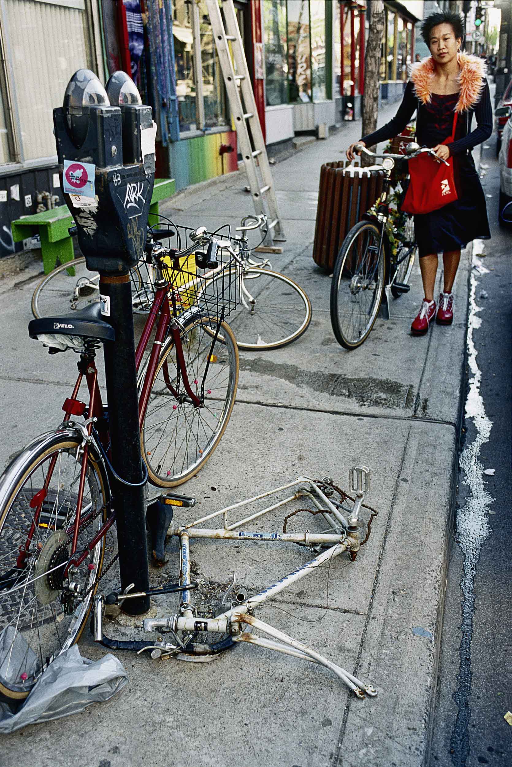  Dure, la vie de vélo à Montréal, souvent cadenassé à un poteau ou un arbre le temps d'un café qui s'allonge ou d'un verre en bonne compagnie, le temps vient changer la vie de cette bécanne en la transformant au fil des saison.
PHOTO / NORMAND BLOUIN
