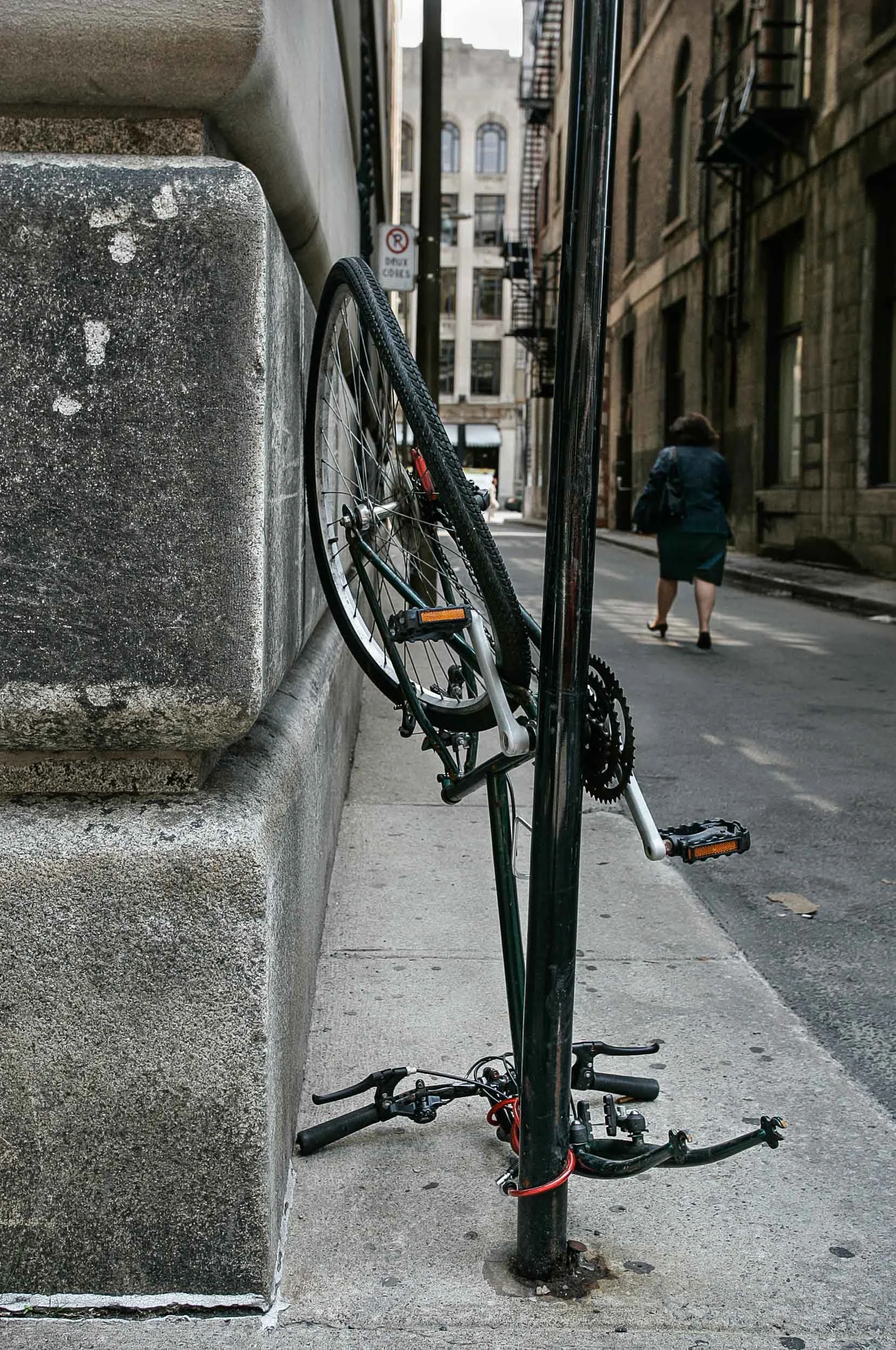 Dure, la vie de vélo à Montréal, souvent cadenassé à un poteau ou un arbre le temps d'un café qui s'allonge ou d'un verre en bonne compagnie, le temps vient changer la vie de cette bécanne en la transformant au fil des saison.
PHOTO / NORMAND BLOUIN