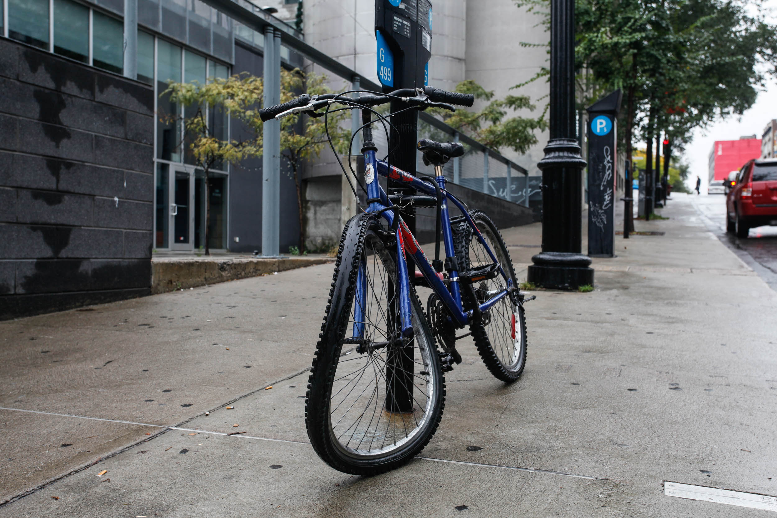  Dure, la vie de vélo à Montréal, souvent cadenassé à un poteau ou un arbre le temps d'un café qui s'allonge ou d'un verre en bonne compagnie, le temps vient changer la vie de cette bécanne en la transformant au fil des saison.
PHOTO / NORMAND BLOUIN