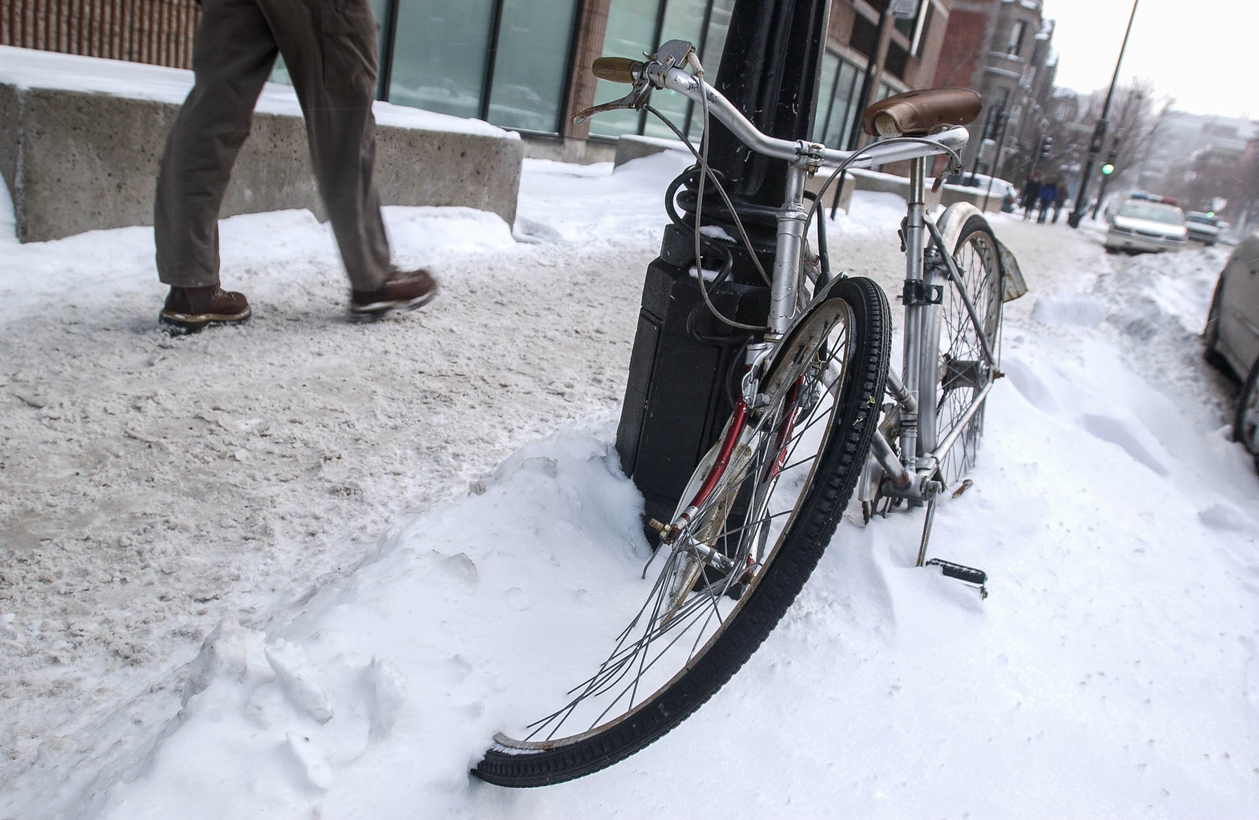  Dure, la vie de vélo à Montréal, souvent cadenassé à un poteau ou un arbre le temps d'un café qui s'allonge ou d'un verre en bonne compagnie, le temps vient changer la vie de cette bécanne en la transformant au fil des saison.
PHOTO / NORMAND BLOUIN