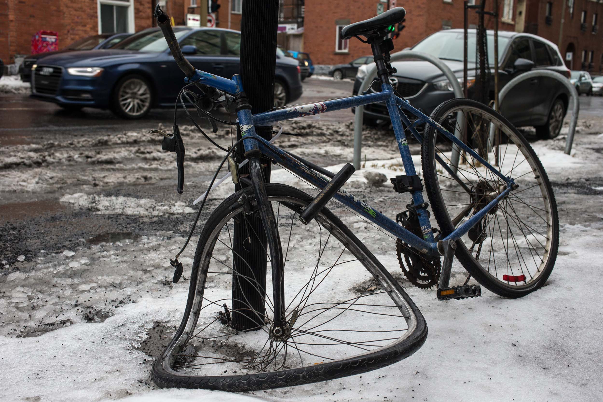  Un vélo est laissé amoché rue Sainte-Catherine à Montréal le 03 février 2016. Photo Normand Blouin 