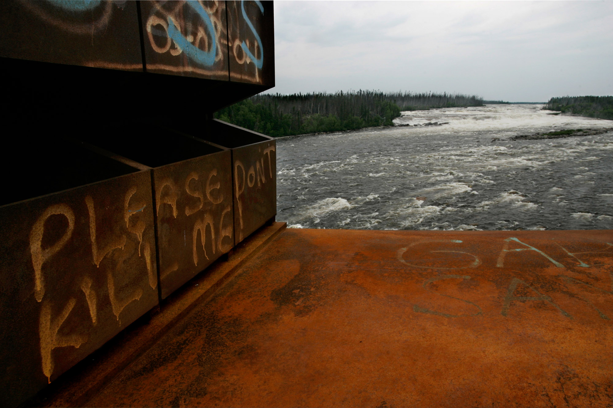  Rivière Rupert, Juilet 2006. Le pont qui enjambe la Rivière Rupert  sur la route de la Baie James au rapide Oatmeal est couvert de message  sans équivoque S'il vous plait ne me tuer pas! 