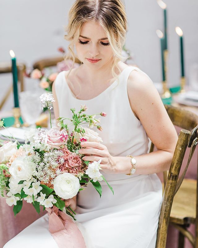 Lovely bridal bouquet❤️❤️Featured on @greylikes

Photography @bettersweetphotography
Planning @diamant_wedding
Decor &amp; Styling @infinityeventdesign
Flowers @peoniesfineflowers
Makeup &amp; Hair @theloveteam_rita
Bridal Gown @o_m_couture
Jewelry @