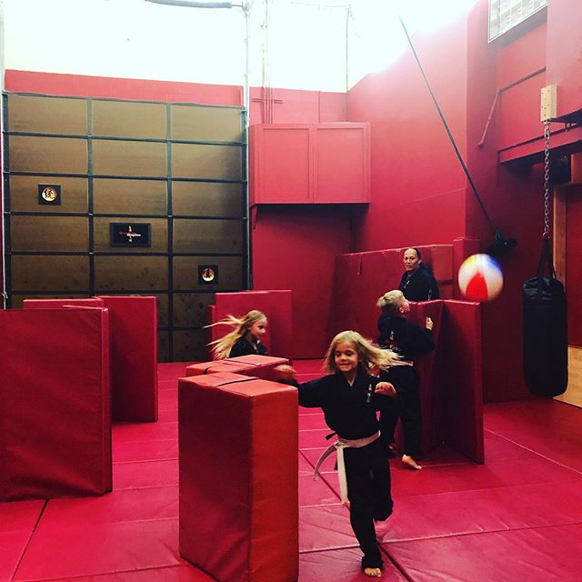 Escape the ball! Hide behind a barrier.
#ninjakids #saitobloodlineninjitsu #mastermaui #scottsdalekids #scottsdale #dojo #ninjitsu #martialartslife
