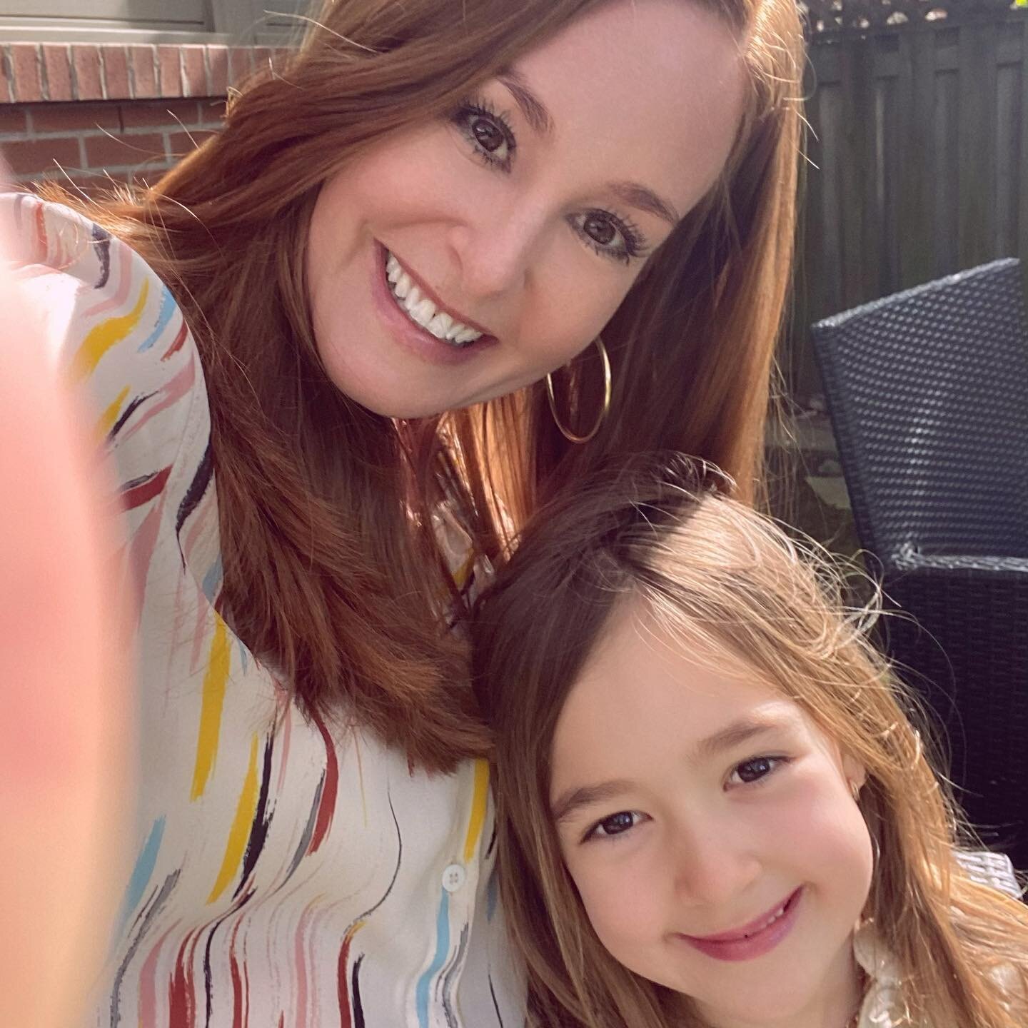 Happy Hump Day #nakedtruthfam 
It&rsquo;s a little gloomy out right now 🌫 so here&rsquo;s a throwback of little A 🌈and myself 👯&zwj;♀️enjoying the sun ☀️ to brighten your day 💖
.
.
.
.
.
.
#twinning #twins #likemotherlikedaughter #skinenergetics 