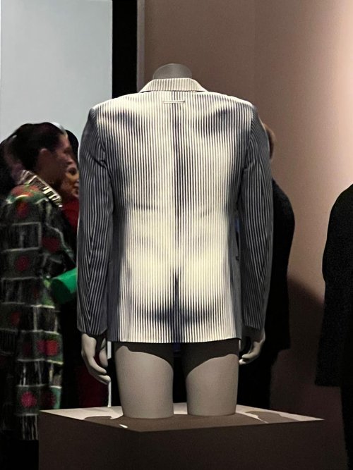 V&amp;A: Fashioning Masculinities 