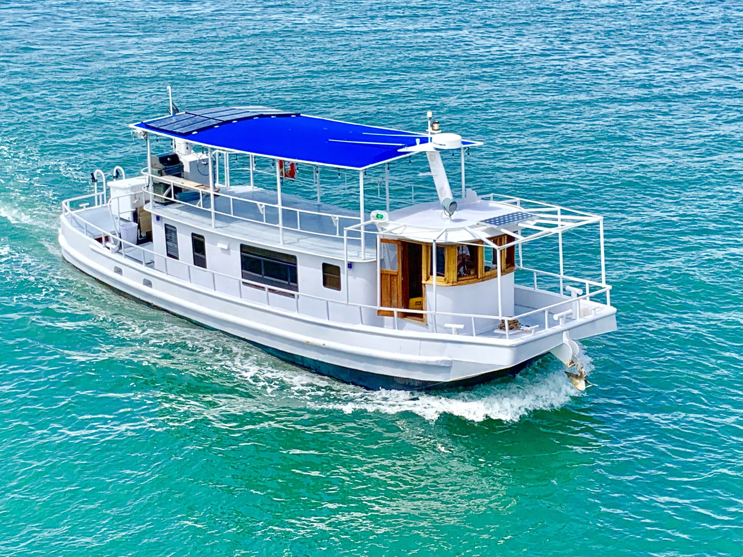 Summer House Boat EMPIRE OYSTER Summer House Boat EMPIRE OYSTER