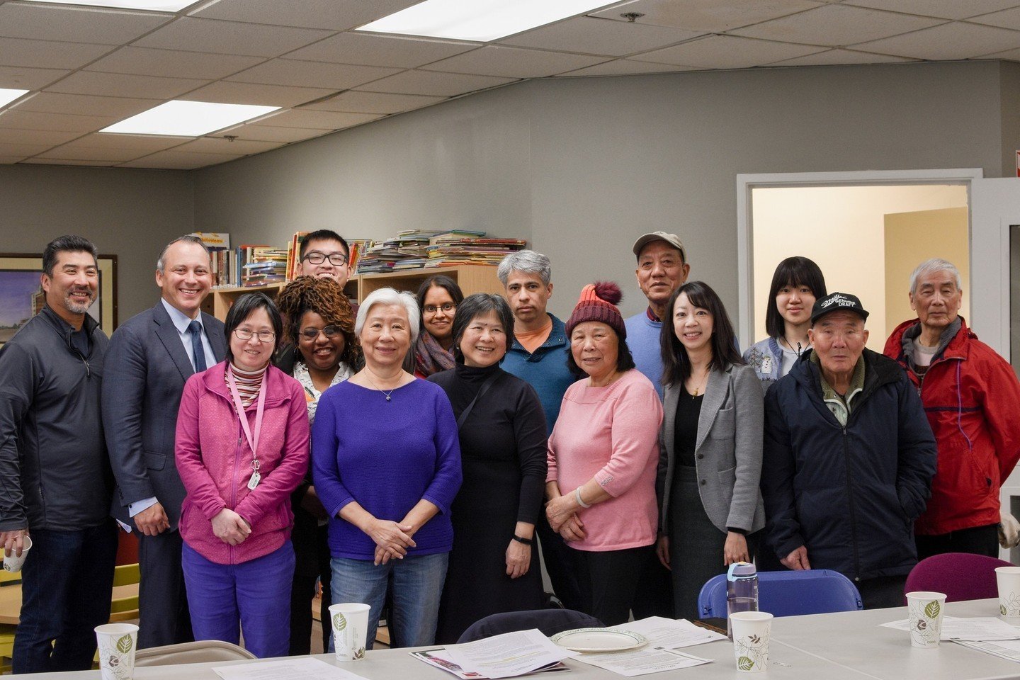 🍩 ACDC recently co-hosted its Donut with Delegates event in Chinatown with the Chinatown Community Land Trust @chinatownclt. Donuts with Delegates is ACDC's annual event series, in collaboration with MACDC, where residents and youth from Malden and 