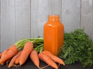 C O L D 🥕 P R E S S E D 🥕 Here&rsquo;s why!⁣
⁣
 The cold-pressed juicing process involves shredding fruits and vegetables + compressing them between two hydraulic plates at a very high pressure, which is different from the pasteurization process wh