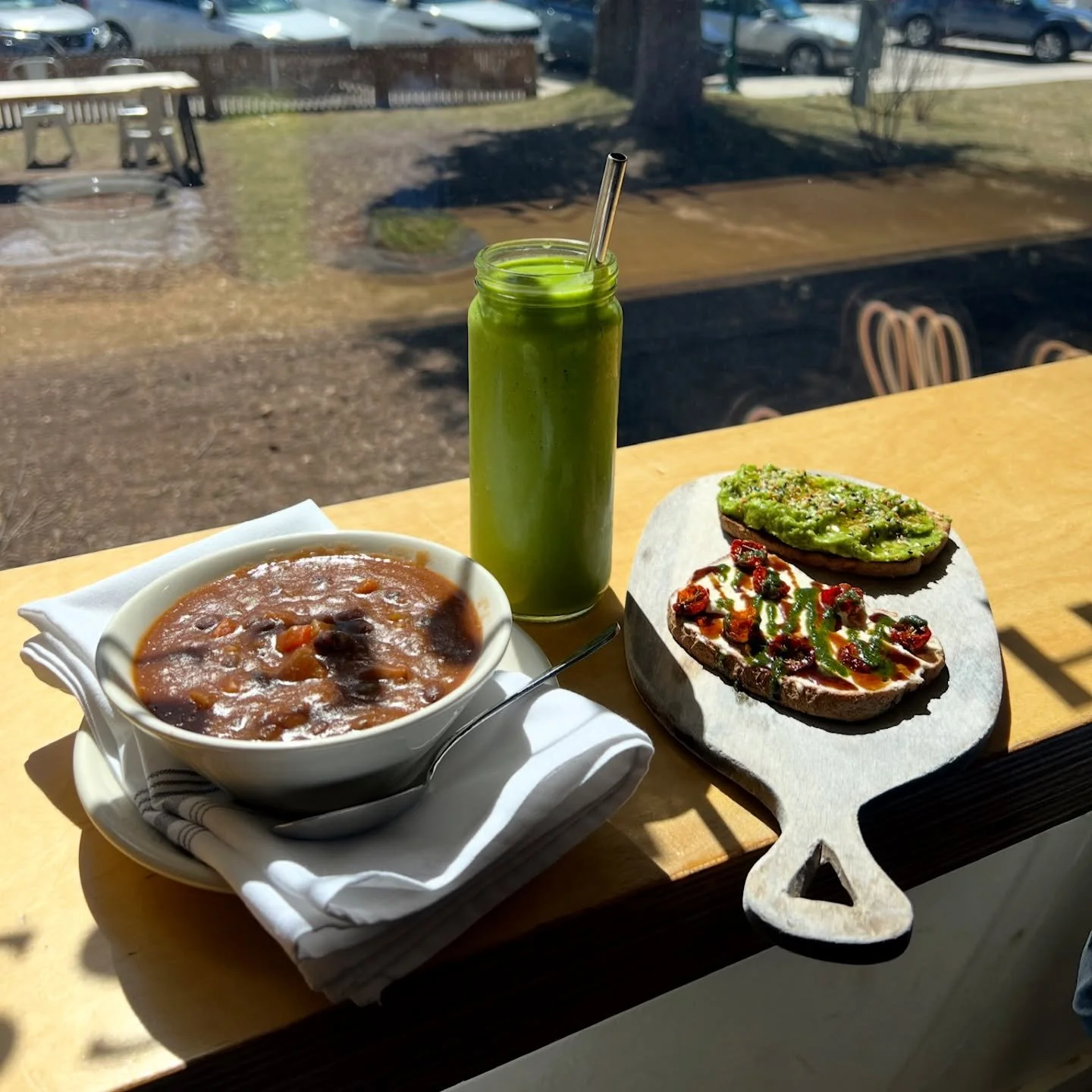 Peaceful vibes with an intentional {nutritious and so delicious} lunch, just how we like it ☺️ It&rsquo;s always sunny at HB 😉☀️

#healthybeing #jacksonwy #jacksonhole #goodeats #lunch