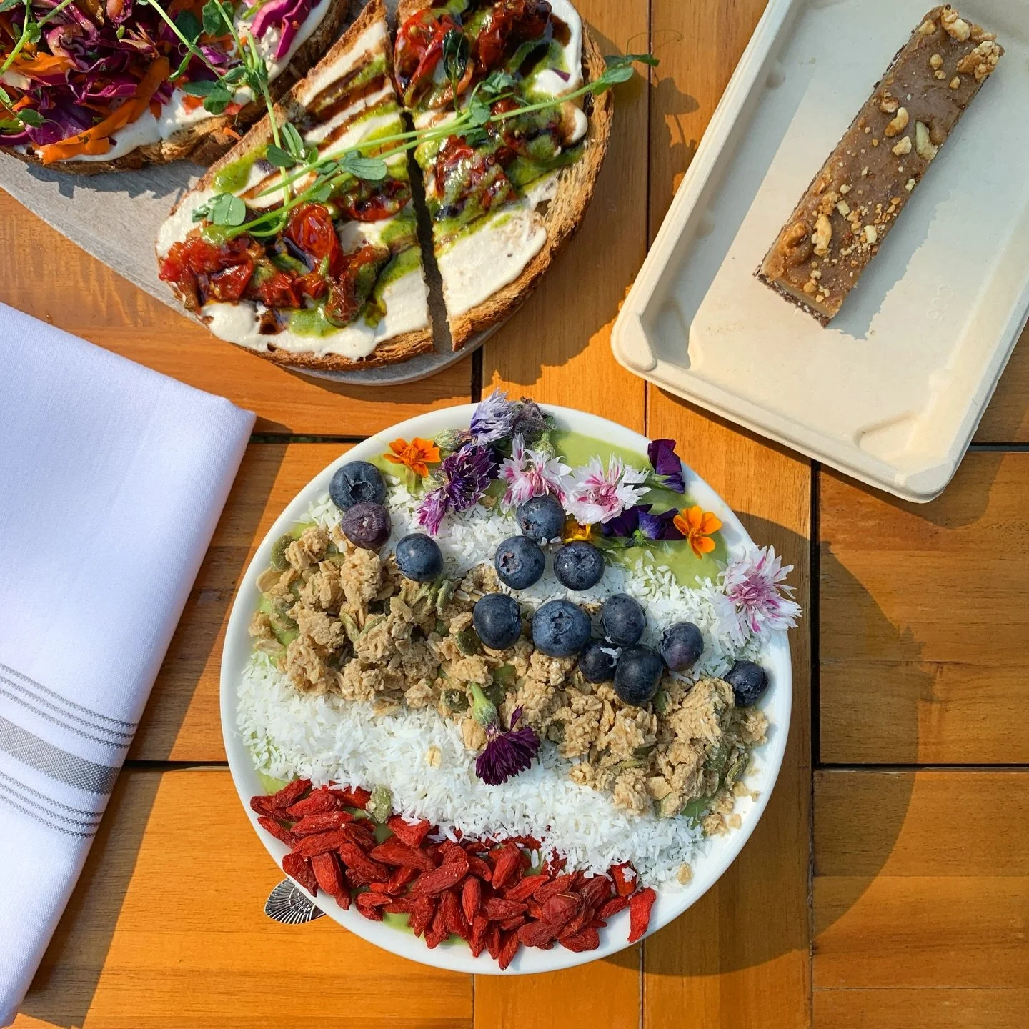 Spring is for colorful, vibrant mornings like this 🌱🌸 you can&rsquo;t convince us otherwise 

See you soon at Healthy Being ☺️✨