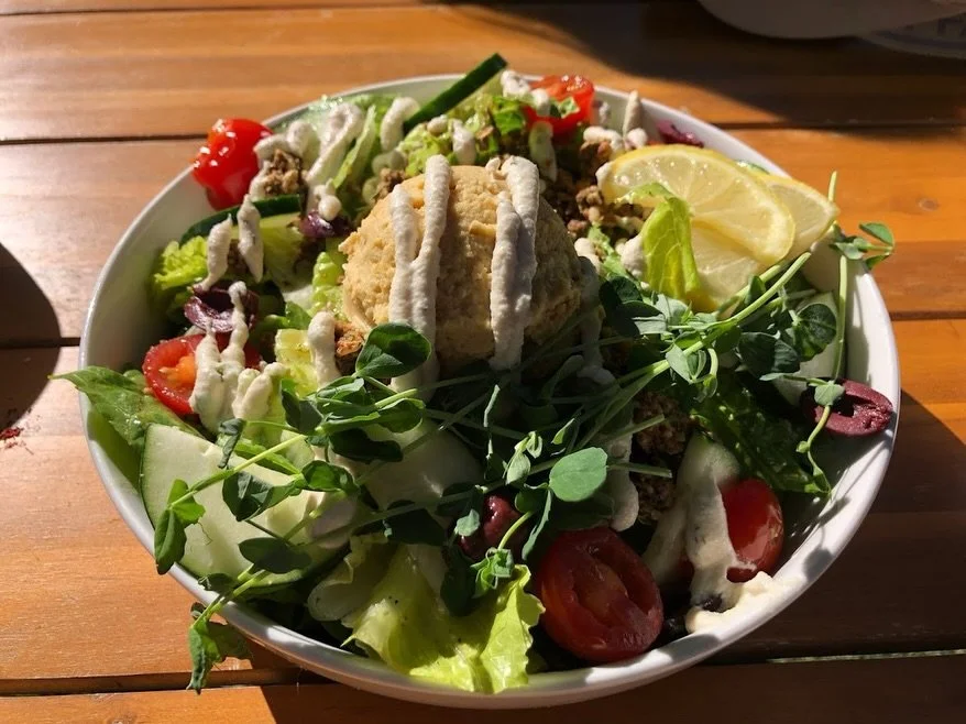 The kind of place you wander into once&hellip; and come back to every day 🌼
Fresh juice, organic food, and a little green space in Jackson Hole 🥗🌿

Holiday weekend visitors, we can&rsquo;t wait to welcome you!

#jacksonwy #jacksonhole #jacksonhole