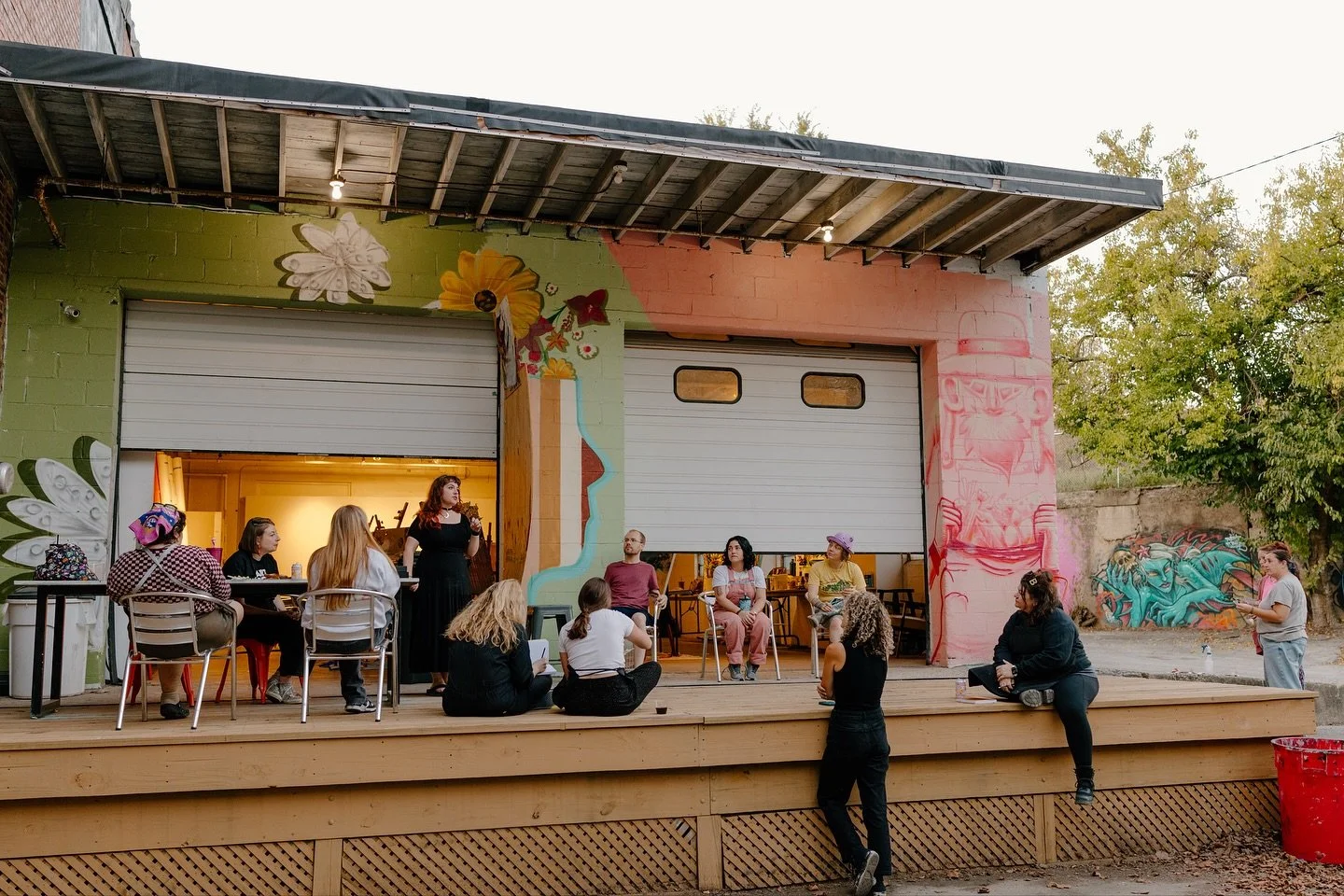 🖤10/11/2025 
🖤Big thank you to @meganleighbarnard for capturing such precious and cool moments on the first day of my Art of Letting Go workshop last month 🫶🏻
.
.
.
.
.
.
.
.
.
.

#art #artretreat #artmakescbus #columbusart #614art #artinstructor