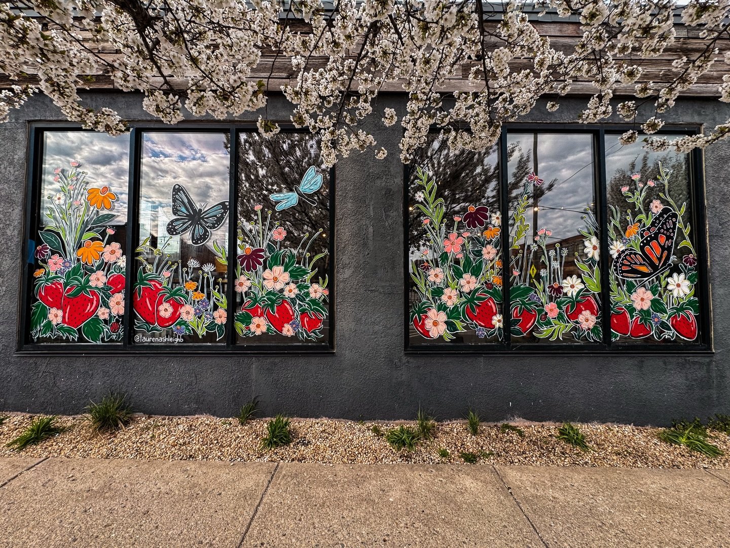 It&rsquo;s tiiiiiimmmmme 
🍓 🌺 🌼 🍓 🌷🌸 🍓 
.
.
.
.
.
#muralist #windowmural #painting #columbusart #landgrant