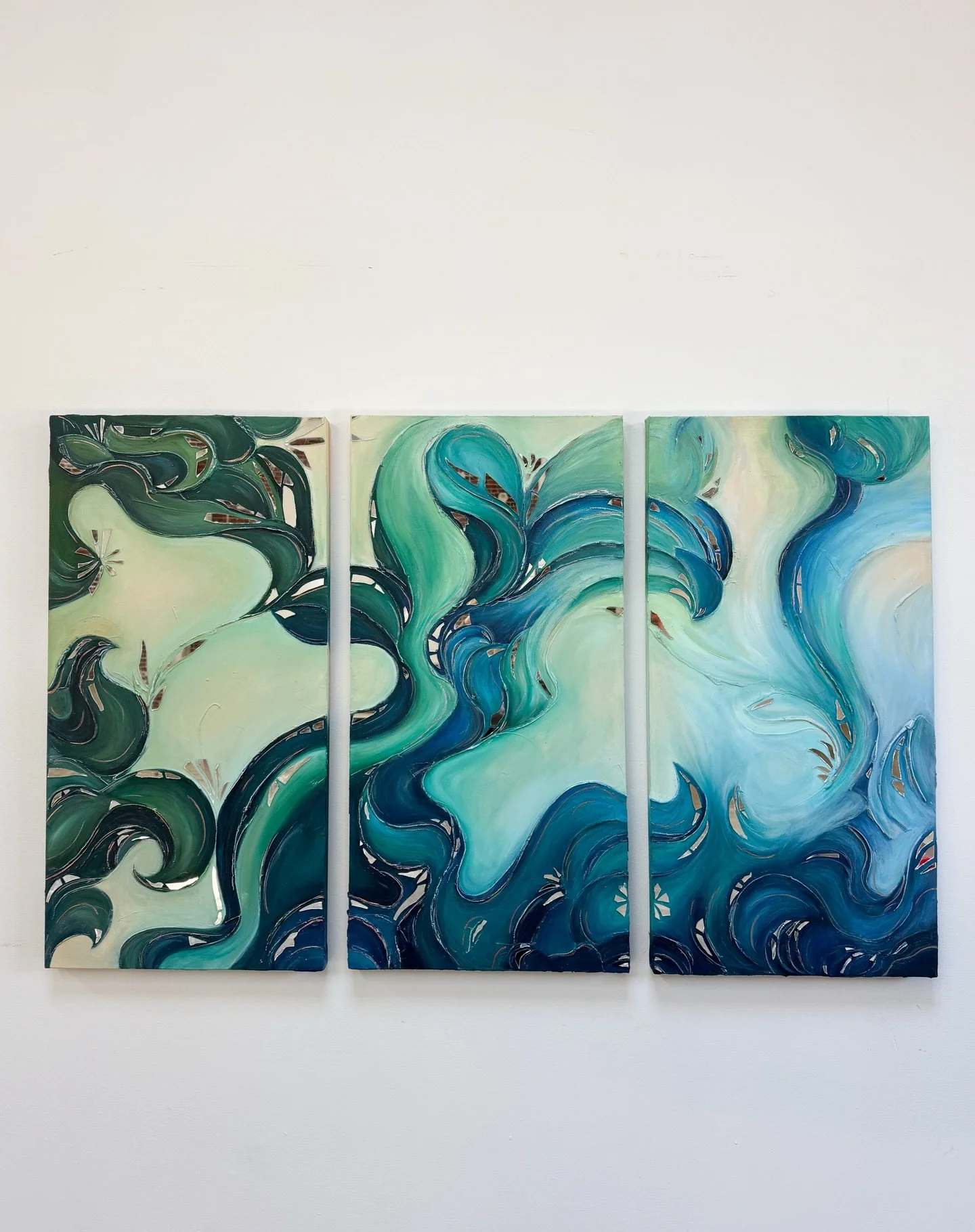✨some shots of my most recent commission/triptych 
✨&rdquo;safe&rdquo;
✨three 20x40 stretched canvases
✨acrylic paint, molding paste, joint compound, oil pastel, liquid copper + broken mirror pieces
✨if you&rsquo;d like me to paint for you too, reach