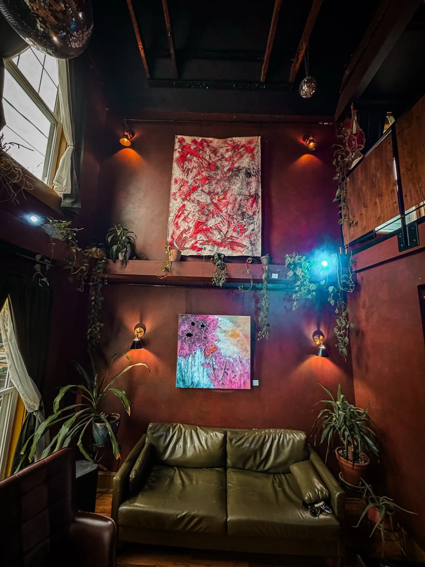 @sweeneystavern 🫶🏻🦝🍺
.
.
🖤stop by one of my all time favorite places to see some of my larger pieces on display this month!
🖤 @franklintonfridays is THIS FRIDAY also! Find me in my studio at @400westrich from 6-10, then catch me here at Sweeney