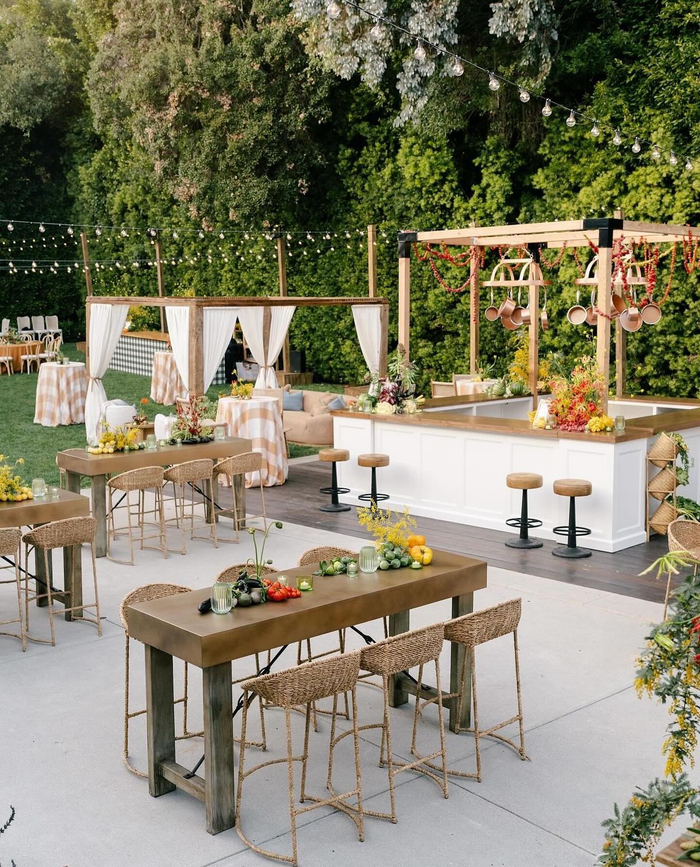 When @lyndenlane transforms a Southern California backyard into a farm to table restaurant for the book launch of @thekitchen x @kimbalmusk you better believe that the food will be vast in the decor and the delectables.
Lighting|Wood Fabrication|Drap