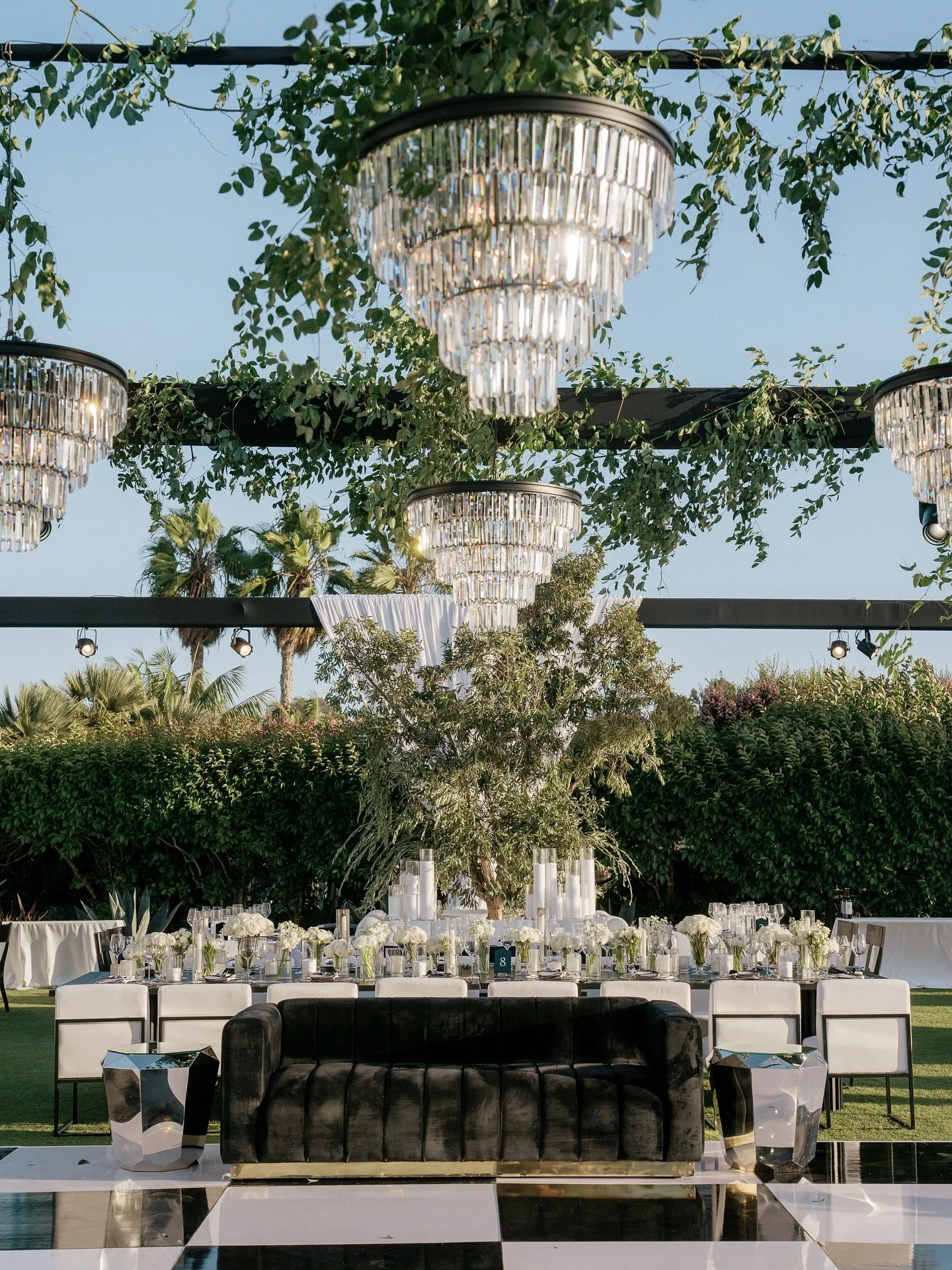 When chandeliers jingle like Santa Claus is coming, you could tell something special was on its way&hellip; and special, it was indeed.

Lighting l Structure #ambereventproduction 
Planning &amp; Design| @purelavish_samanthag @purelavishevents 
Venue